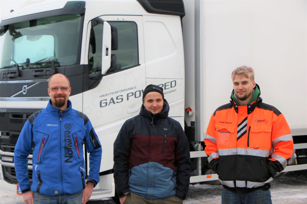 Huhtala Logistics Oy:lle luovutettua Volvo FH 460 LNG -autoa olivat vastaanottamassa Joni Ristimäki, Juuso Joensuu ja Eemeli Kettunen