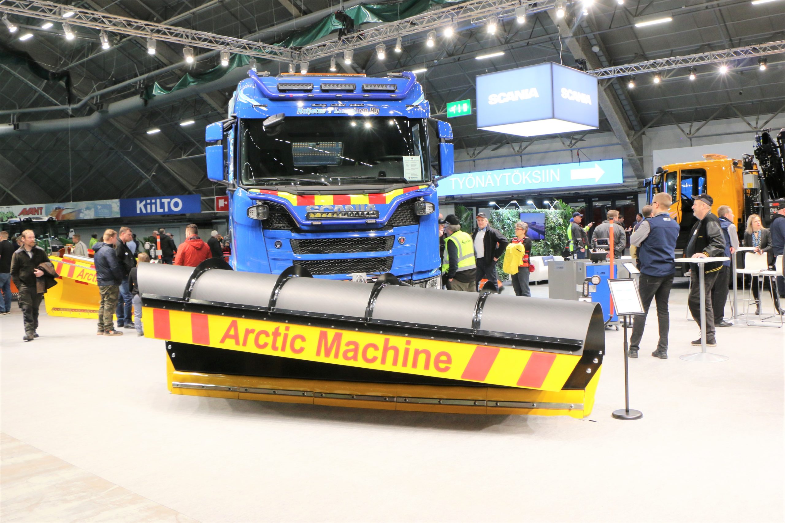 Arctic Machinen varustama tienhoitoauto