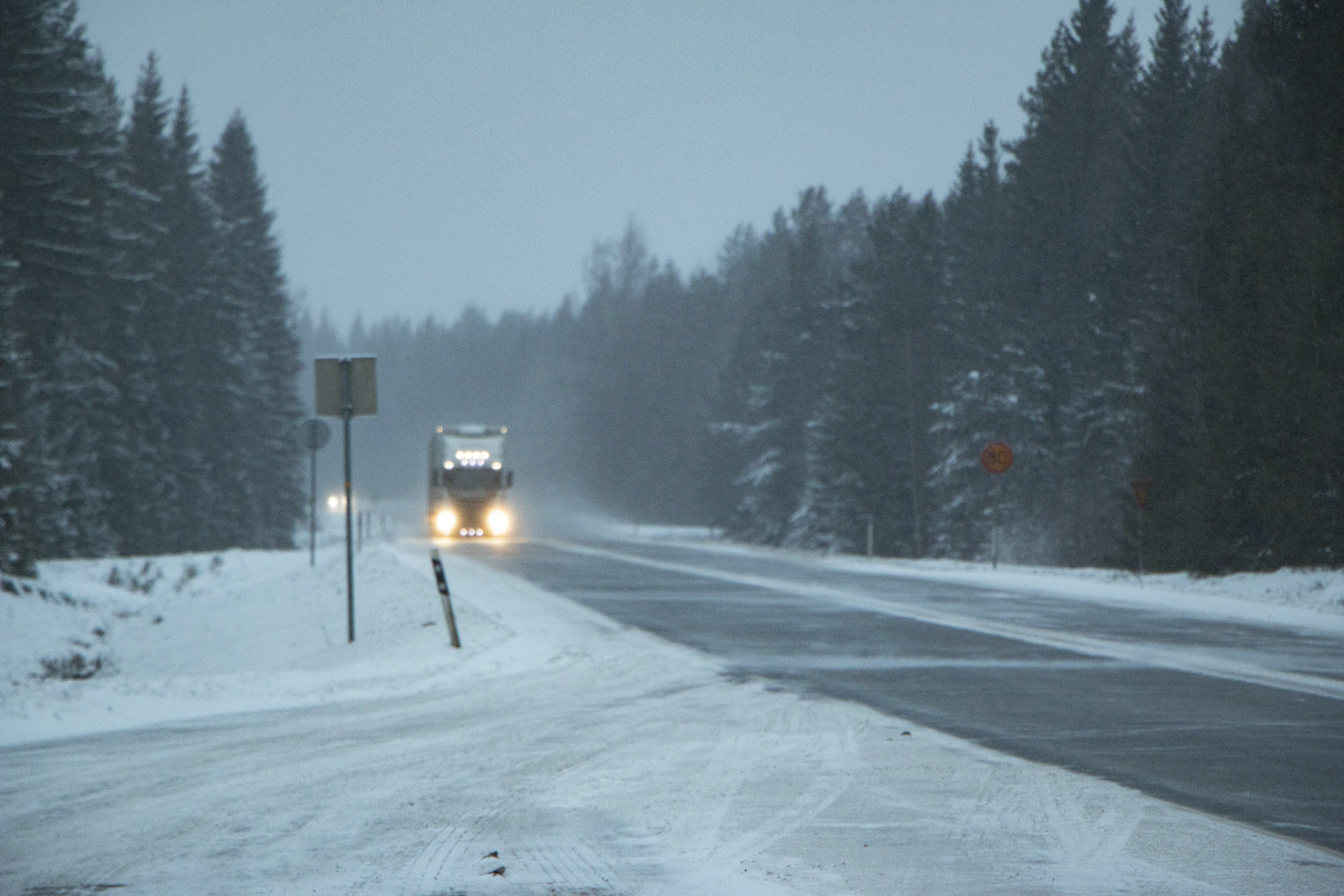 Lumituiskuinen keli valtatiellä