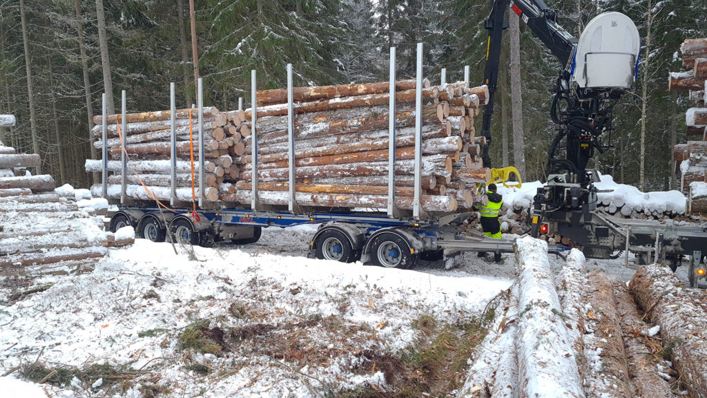 Jyki-puutavaraperävaunu lastattavana