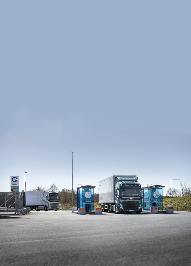 Volvo Trucks LNG-autoja tankkausasemalla.