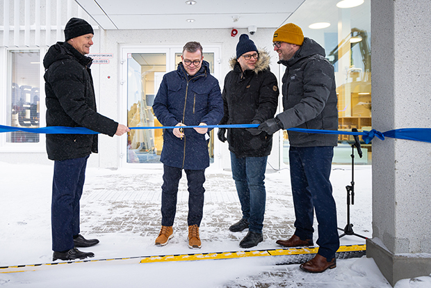 Pääministeri Petteri Orpo leikkasi nauhan Epecin uuden tehtaan avauksen merkiksi.