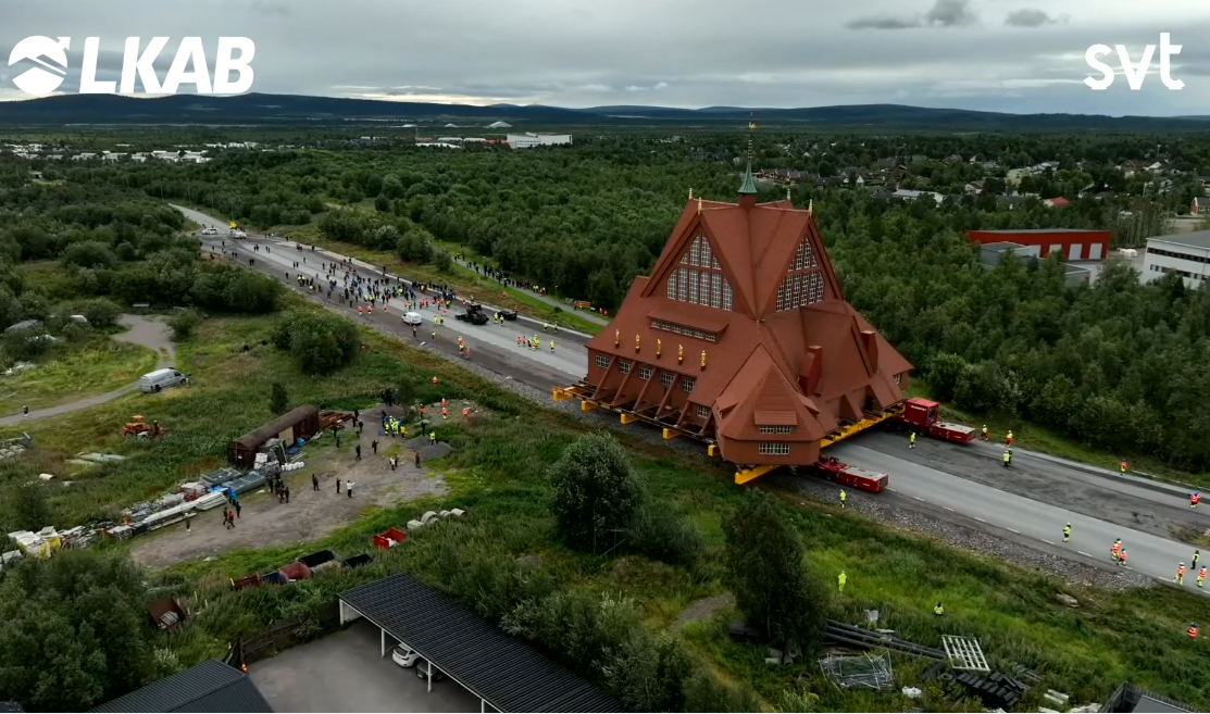 Kuvakaappaus Kiirunan kirkon siirron seurannasta.