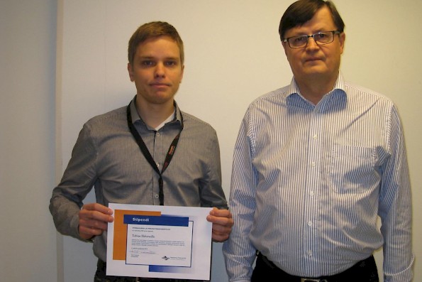 Kuvassa vasemmalla on Tobias Ekfors ja oikealla Hydrauliikka- ja Pneumatiikkayhdistyksen puheenjohtaja Kalle Tuohimaa.