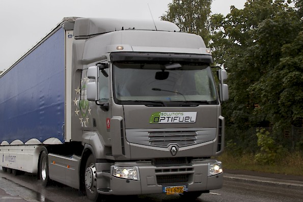 Suomeen oli saatu yksi Renault Trucksin jÃ¤rjestÃ¤mÃ¤ssÃ¤ euroopanlaajuisessa Optifuel Challenge 2012 taloudellisuusajokilpailuissa kÃ¤ytettÃ¤vistÃ¤ Renault Premium Optifuel -rekkavetureista, jonka perÃ¤ssÃ¤ oli ilmanohjaimilla varustettu Kronen puoliperÃ¤vaunu.