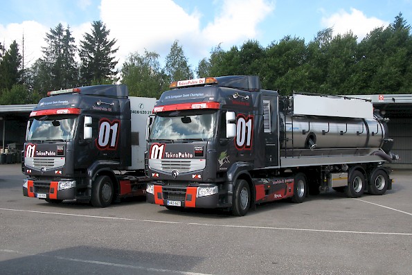 Tekno Puhto Oy:n uudenkarheat The Premium Truck Racing Special Edition -Renaultit, joiden perÃ¤ssÃ¤ hollantilaisen Amphitecin valmistamat imu-/puhalluspuoliperÃ¤vaunut.