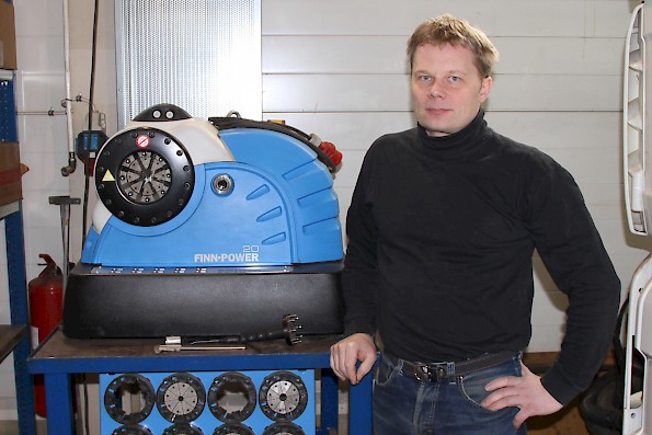 Toimitusjohtaja Kari Nieminen esitteli uutta FinnPower 20 hydrauliletkujen valmistuskonetta. Uusi Hytarin tuotteiden jÃ¤lleenmyyntipiste palvelee paikkakunnan auto- ja koneyrittÃ¤jiÃ¤.