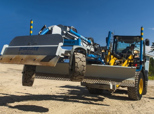 Reptail nousee traktorin tai pyöräkuormaajan aisoissa ylös tiukempia käännöksiä ja siirtoajoa varten.