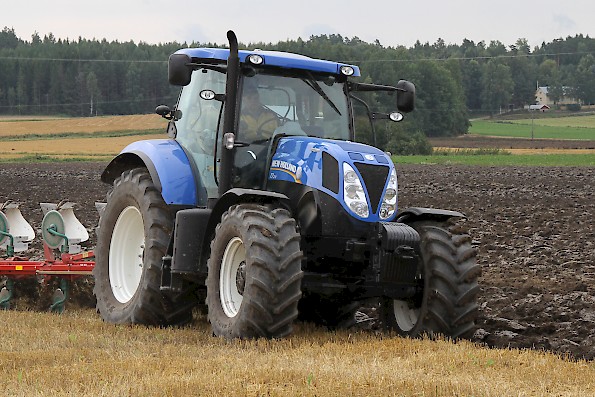 New Holland -traktoreiden tuotepÃ¤Ã¤llikkÃ¶ Teijo Laaksonen esitteli uutta SCR-tekniikalla varustettua T7 traktoria kyntÃ¶tÃ¶issÃ¤.