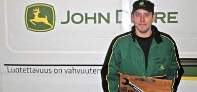 Vuoden 2011 Agrimarket-huoltoyrittÃ¤jÃ¤ Jaakko Johansson saamansa kiintolenkkiavain-kiertopalkinnon kanssa huoltoautonsa vierellÃ¤.