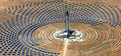 Uudentyyppinen aurinkovoimala rakenteilla. Kuva: Torresol Energy