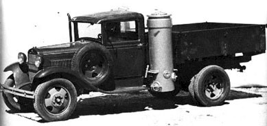 Vanha kuva kuorma-autosta jonka voimanlÃ¤hteenÃ¤ kÃ¤ytetÃ¤Ã¤n hÃ¤kÃ¤pÃ¶ntÃ¶stÃ¤ saatavaa puukaasua (Kuva: Wikipedia Commons)