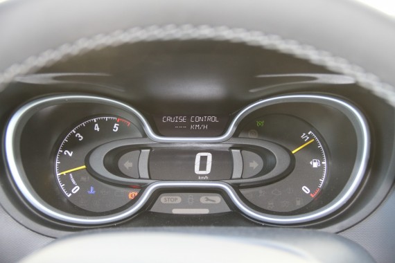 Opel Vivaro Combi mittaristo