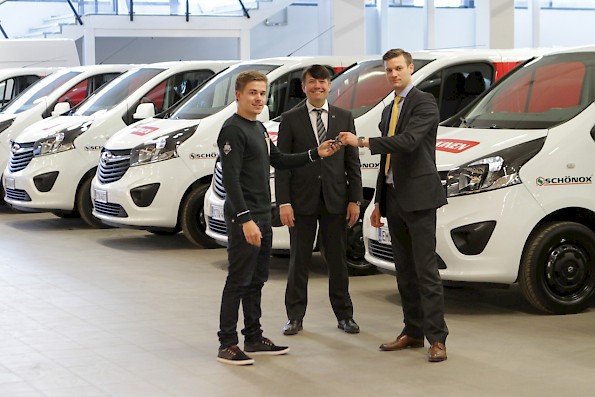 Heikkinen YhtiÃ¶t Oy:n puolesta autot vastaanottanut toimitusjohtaja Jarmo Heikkisen poika, Toomas Heikkinen, Opel Finlandin toimitusjohtaja Rami KittilÃ¤ ja LÃ¤nsiAuton avainasiakaspÃ¤Ã¤llikkÃ¶ Anton Hentinen.