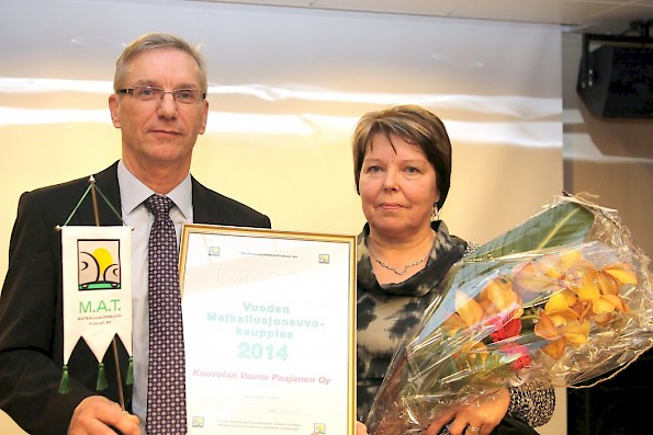 Ossi ja Sirkka-Liisa Paajasen yritys Kouvolan Vaunu Paajanen Oy on vuoden 2014 matkailuajoneuvokauppias.