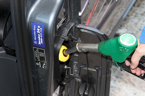 SoloDiesel-turvakorkin ansiosta bensiinin tankkauspistooli ei mahdu dieselauton tankin tÃ¤yttÃ¶aukkoon, joten tankkaaminen on mahdotonta. Jos tankkauspistoolia puristaa, bensiinit tulevat tankin ulkopuolelle.